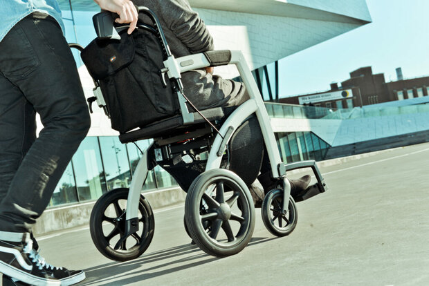 Rollz Motion Rollator en rolstoel in één